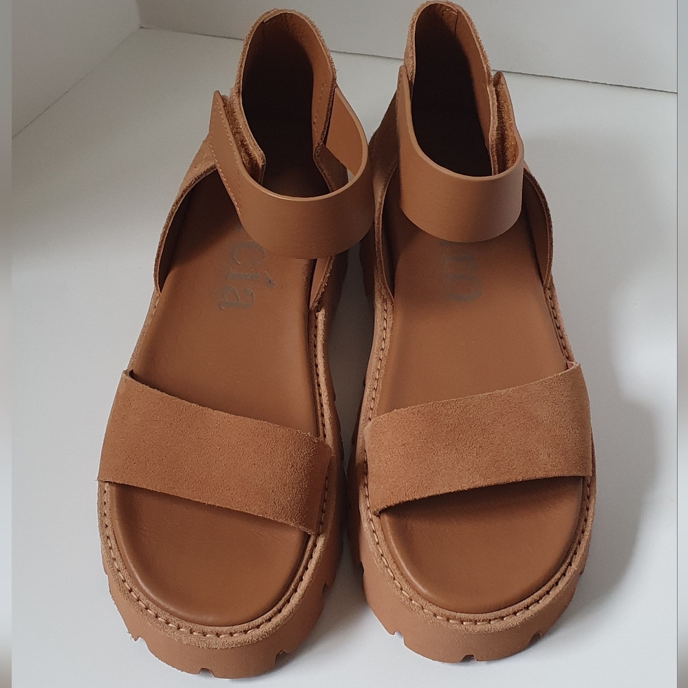 NWOB Pedro Garcia Tan Suede Sandals, size 11 (41)